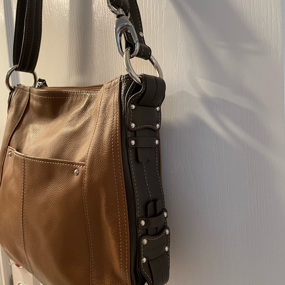 Tignanello Tan/brown Leather Shoulder Bag with adjustable strap - Picture 3 of 10